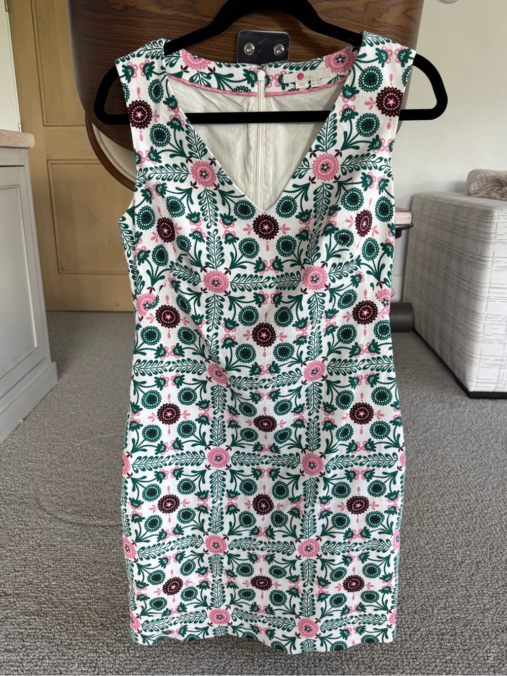Boden Tatiana White Green Trellis V-Neck Floral Sleeveless Shift Dress
Size 4R